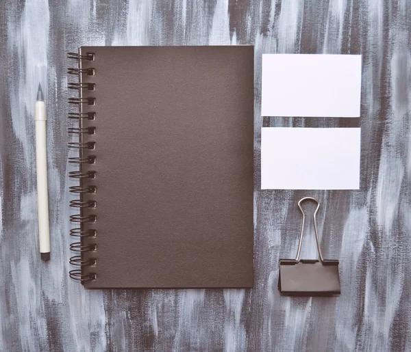 Schwarzer Notizblock, Visitenkarten, Stift und Papierhalter auf grauem Hintergrund. Büropapier-Attrappe mit Platz für Text — Stockfoto