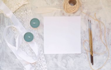 Vintage mockup. Metin, dantel, şerit, sicim, fırça ve kalem, mumlar, siyah mürekkep ve beyaz tüy için yer ile boş kağıt