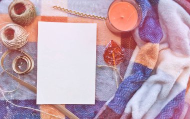 Vintage rahat mockup. Metin, kareli ekose, lolipop, şerit, sicim, mum için yer boş kağıt. Retro tarzı içinde fotoğraf