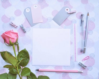 Boş kare kağıt, zarf, ileti örneği, rozetleri, saç bantları, pembe Gül, kalem, kalem. Pembe ve gri mockup