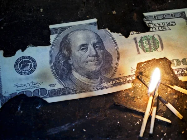 100 dolarlık banknot farklı yönden yanmış ve hangi o yanmış kibrit yakma yanında yatıyordu