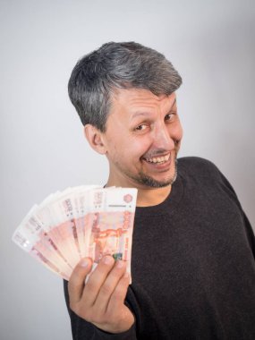 Çünkü o mutlu bir adam bir sürü para elinde bir fan ve gülümsüyor tutuyor