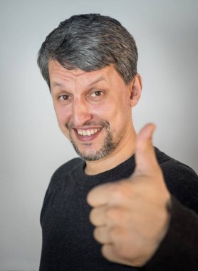 sonra adam her şeyi gayet iyi ve yaygın gülümser bir işareti olarak onun önünde baş parmağını kaldırdı