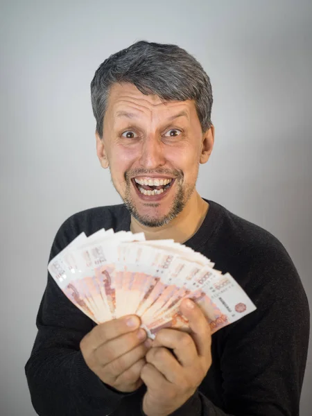 Чоловік Тримає Пакет Грошей Руках Фанат Широко Посміхається Тому Він — стокове фото