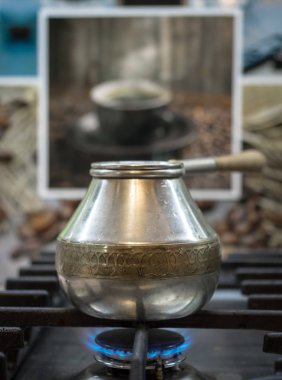 kap kulplu bira bir gaz sobası için yanıyor kahve için