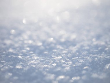 ön planda netlik ile taze kar taneleri kar yüzeyi üzerine düştü