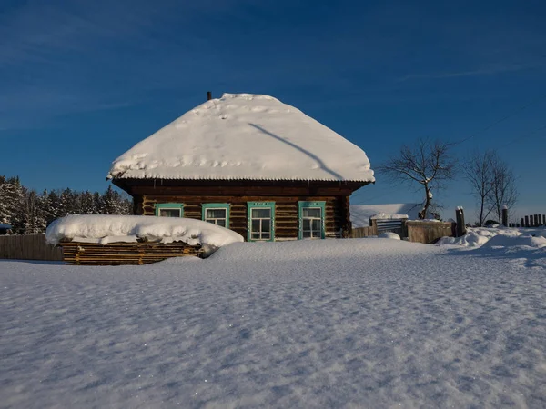 Starý Dřevěný Dům Kolem Které Sněhu Padaly — Stock fotografie