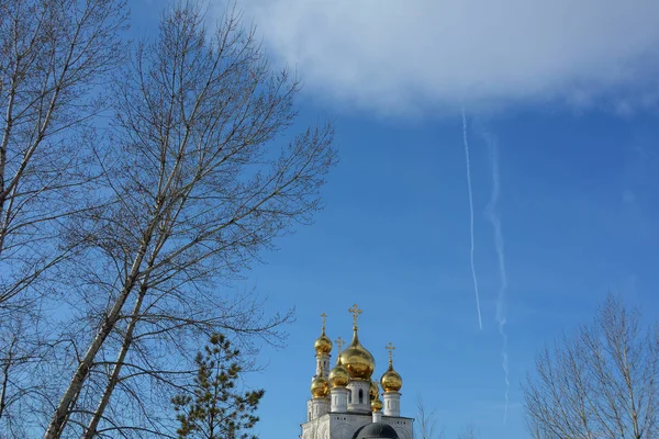 Жовтий Купол Храму Між Деревами Тлі Блакитного Неба Білих Хмар — стокове фото