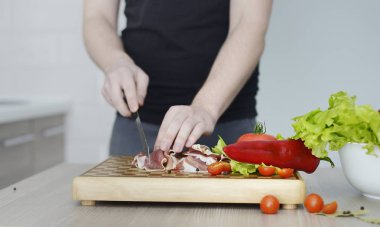 Mutfakta yemek pişirme süreci