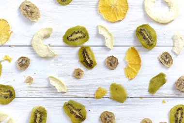 Tahta bir masada kurumuş meyveler.