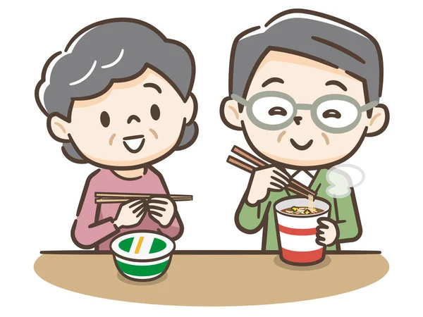 Yaşlı çift bir kase ramen yiyor.