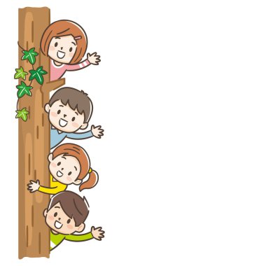 Ağaç gövdesinin arkasında saklanırken mutlu çocukların portresi