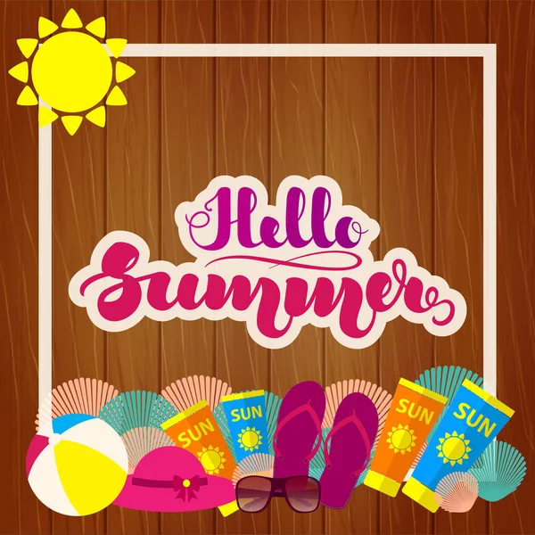 Kéz "Helló nyár" és a strand kiegészítők, fa háttér a felirat. Poszterek, kártyák és egyéb elemek sablon. Vektoros illusztráció. Eps10. — Stock Vector