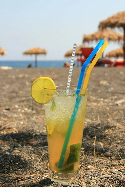 Siyah kum plajda kokteyl mohito