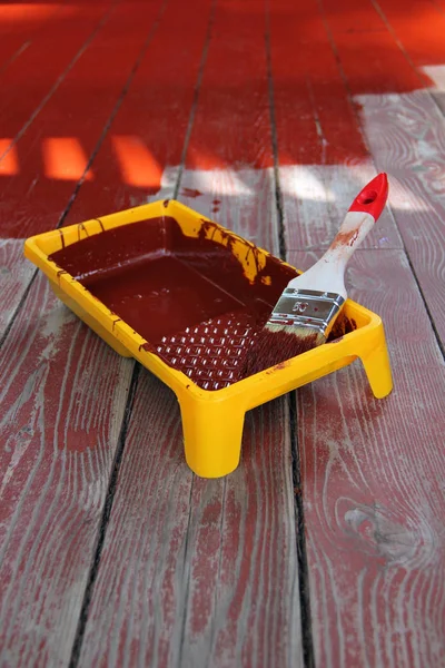 Boya ve fırça kırmızı boyalı katta sarı tepsi