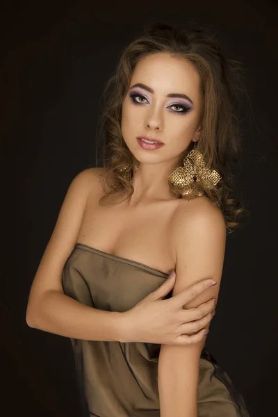 Akşam oryantal makyaj ve büyük altın olan güzel kadın