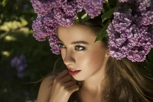 Taze bahar akışı grup ile genç güzel kız portresi