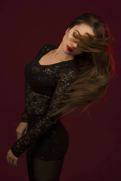 Genç güzel kadın dans ediyor kapalı gözler ile siyah elbiseli ve