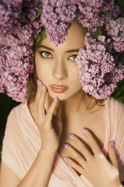 Menina bonita nova com cacho de flores (lilás rosa) como seu h — Fotografia de Stock