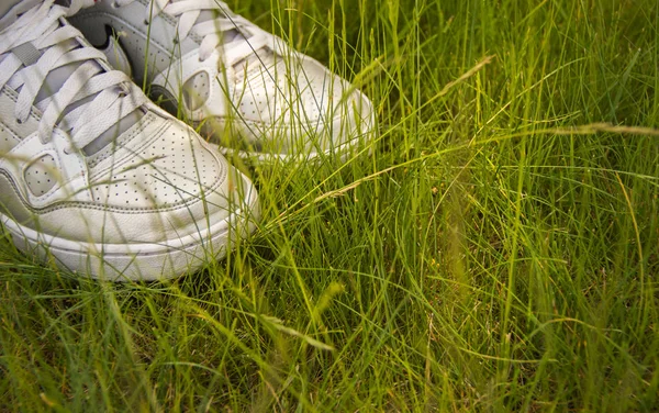 çim beyaz spor ayakkabı