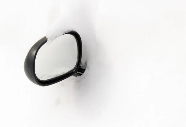 Şiddetli kar yağışı fırtınadan sonra sadece araba ayna görülüyor. C diğer