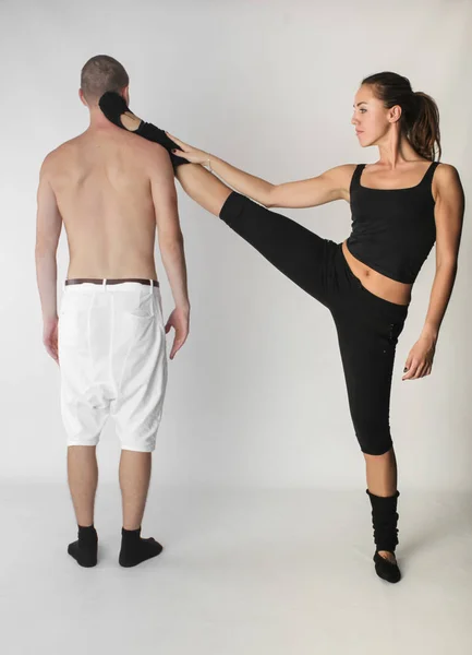 Genç güzel atletik çift. Siyah giysili kızı yapıyor 