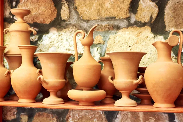 Pentole Argilla Uno Scaffale Vicino Laboratorio Ceramica Ceramica Artigianato Rodi — Foto Stock