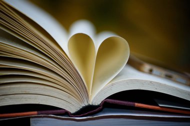 Kalp şekli sayfa ile açık kitap