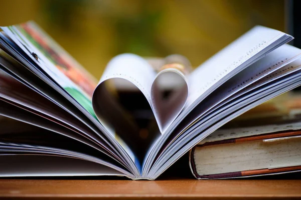 Abrir livro com forma de coração página — Fotografia de Stock
