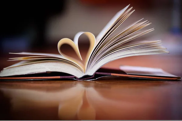 Otwórz książkę ze strony kształt serca — Zdjęcie stockowe