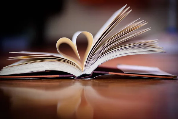 Livre ouvert avec page en forme de coeur — Photo