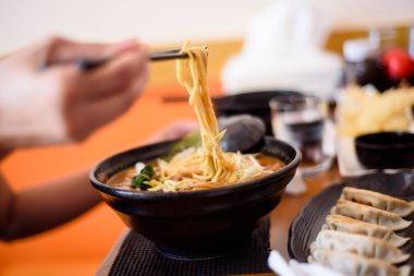 Japon yemekleri masada servis.