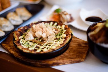 Japon yemekleri masada servis.