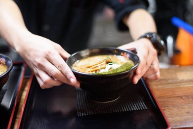 Pişirme geeting servis için Ramen hazır.