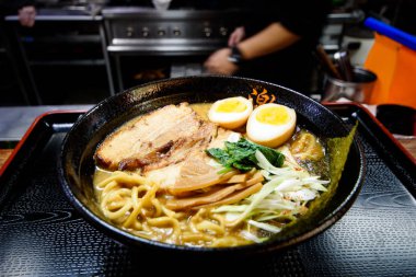 Pişirme geeting servis için Ramen hazır.