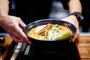 Pişirme geeting servis için Ramen hazır.