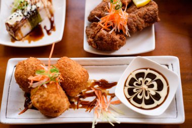 Japon yemekleri masada servis.