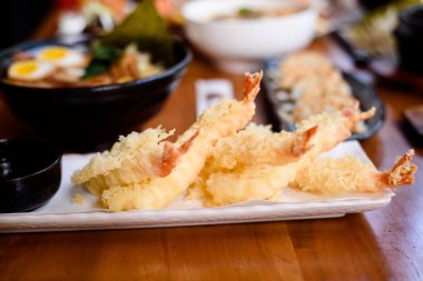 Japon yemekleri masada servis.