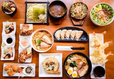 Japon yemekleri masada servis.