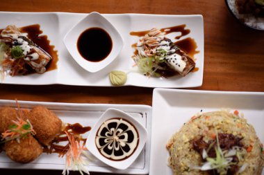 Japon yemekleri masada servis.