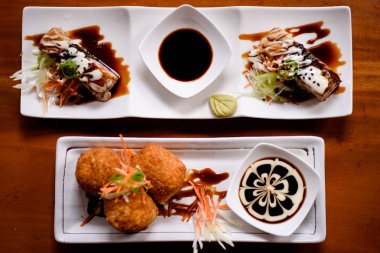 Japon yemekleri masada servis.