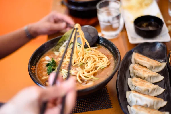 Japon yemekleri masada servis.