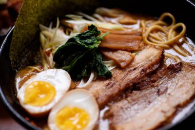 Japon yemekleri masada servis.