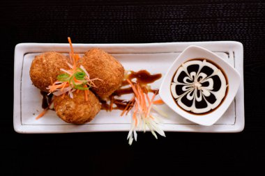 Japon yemekleri masada servis.