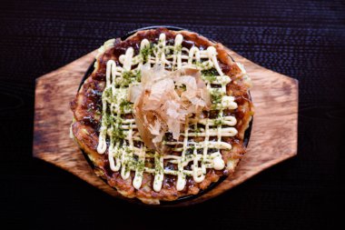 Japon yemekleri masada servis.