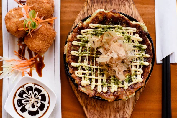 Japon yemekleri masada servis.