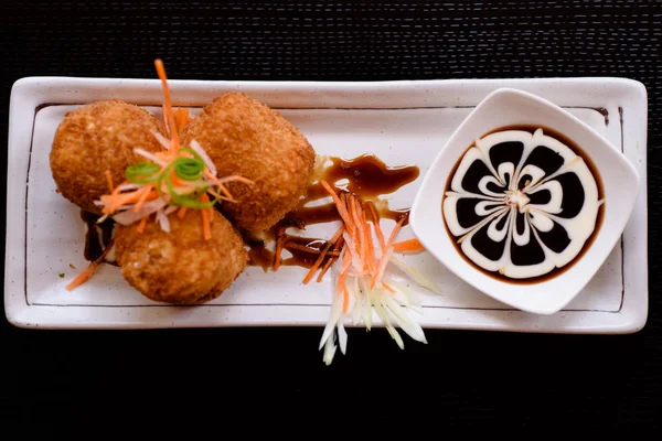 Japon yemekleri masada servis.