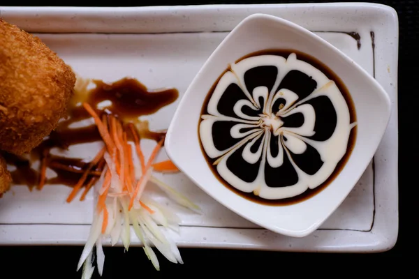 Japon yemekleri masada servis.