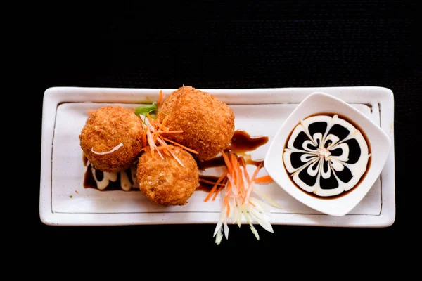 Japon yemekleri masada servis.