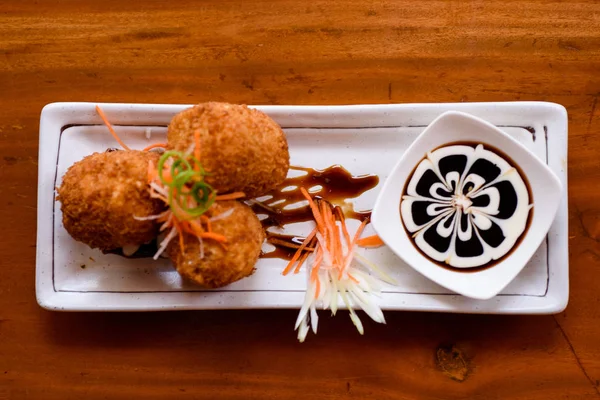 Japon yemekleri masada servis.